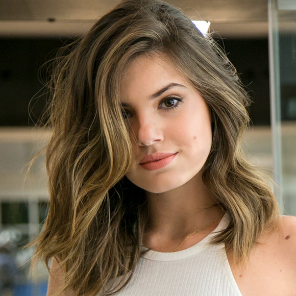 Camila Queiroz radicalizou o visual e adotou os fios curtos para personagem em 'Pega Ladrão', próxima novela das 7 da Globo