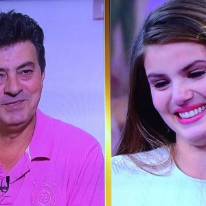 Camila Queiroz se emocionou ao receber depoimento do pai no 'Domingão do Faustão': 'Nós te amamos e estamos com saudade', disse ele