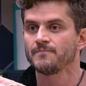 Marcos ficou novamente agressivo ao brigar com Emilly nesta madrugada