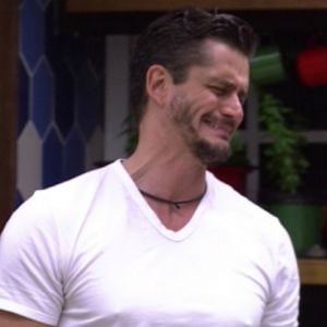 No 'BBB17', Marcos vence Paredão, pede sexo a Emilly e ela rejeita. 'Não quero'