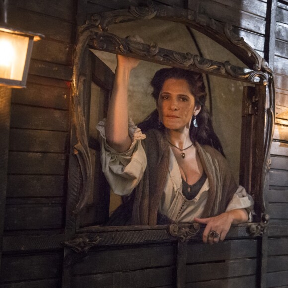 Elvira (Ingrid Guimarães) entra no palácio e revela ser casada com Joaquim (Chay Suede), no capítulo que vai ao ar terça-feira, dia 18 de abril de 2017, na novela 'Novo Mundo'