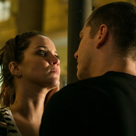Lorena (Nathalia Dill) e Alex (Caio Paduan) são baleados durante a fuga da polícia, após assaltarem uma joalheria, na novela 'Rock Story'