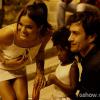 Laerte (Gabriel Braga Nunes) segue Luiza (Bruna Marquezine) até a festa no Vidigal, na novela 'Em Família'