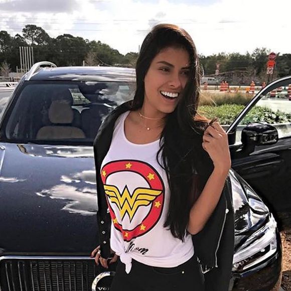 Ex-BBB Munik desembarcou em Miami, na Flórida, nesta terça-feira, 11 de abril de 2017