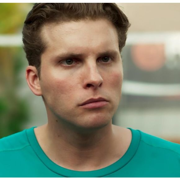 Depois de esconder o corpo de Tita (Paula Possani), Caio (Thiago Fragoso) enterra o corpo da empresária e some com seu corpo, na novela 'Malhação: Pro Dia Nascer Feliz'