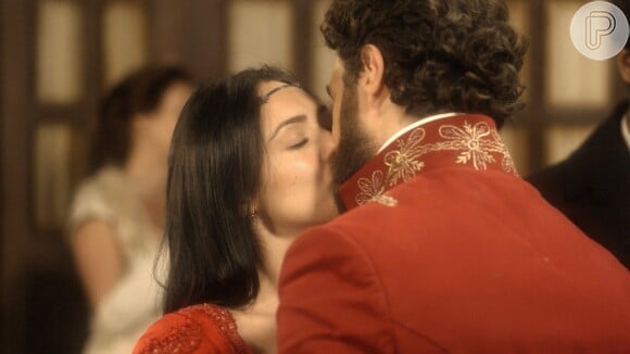 Joaquim (Chay Suede) assiste o casamento de Anna (Isabelle Drummond) e Thomas (Gabriel Braga Nunes) na novela 'Novo Mundo'