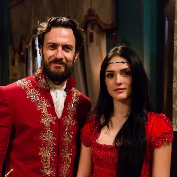 Decepcionada com Joaquim (Chay Suede), Anna (Isabelle Drummond) se casa com Thomas (Gabriel Braga Nunes) na novela 'Novo Mundo', em 22 de abril de 2017