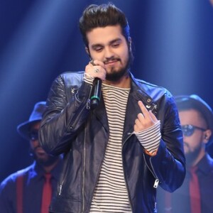 'Eu adoro esse anel! Obrigado por ter me devolvido ele', agradeceu Luan Santana no Instagram