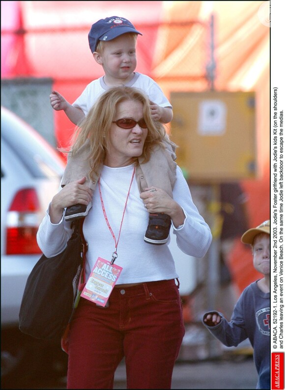 Cydney Bernard, ex-companheira de Jodie Foster, com os filhos delas em Los Angeles, em 2003