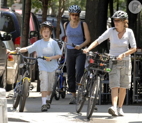 Jodie Foster e sua ex-namorada, Cydney Bernard, passeando de bicicleta com os filhos em 21 de junho de 2007