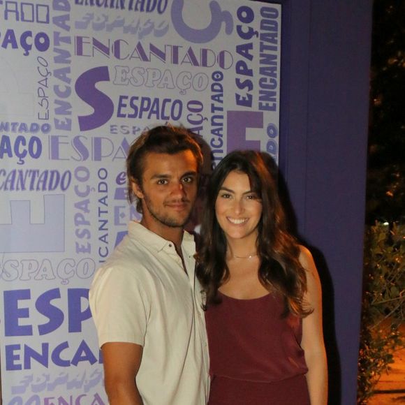 Felipe Simas posa com a mulher, Mariana Ulhmann, na festa do filho