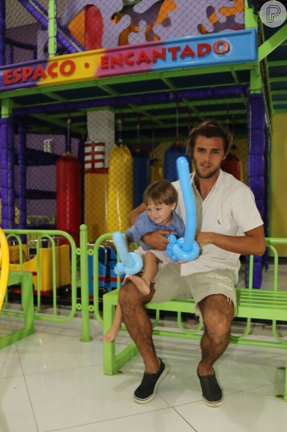 Felipe Simas abraça o filho, Joaquim, na festa de 3 anos do menino