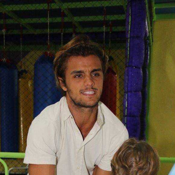 Felipe Simas agarra o filho, Joaquim, durante a festa de aniversário