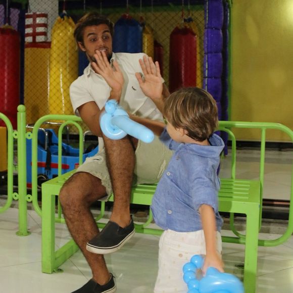 O primogênito do ator com Mariana Ulhmann deu um show de fofura com o pai