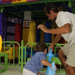 Felipe Simas e o filho, Joaquim, se divertem no aniversário do menino