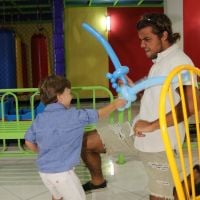 Felipe Simas e o filho, Joaquim, se divertem no aniversário do menino. Fotos!