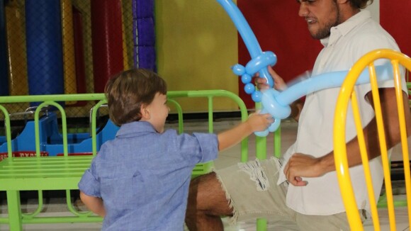 Felipe Simas e o filho, Joaquim, se divertem no aniversário do menino. Fotos!