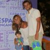 Felipe Simas e o filho, Joaquim, chegaram na festa com a mãe do ator, Ana Sang