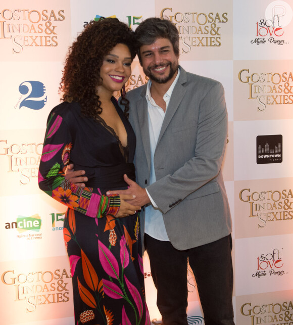 Juliana Alves exibiu a barriguinha de grávida na pré-estreia do filme 'Gostosas, Lindas e Sexies', na noite desta terça-feira, 11 de abril de 2017