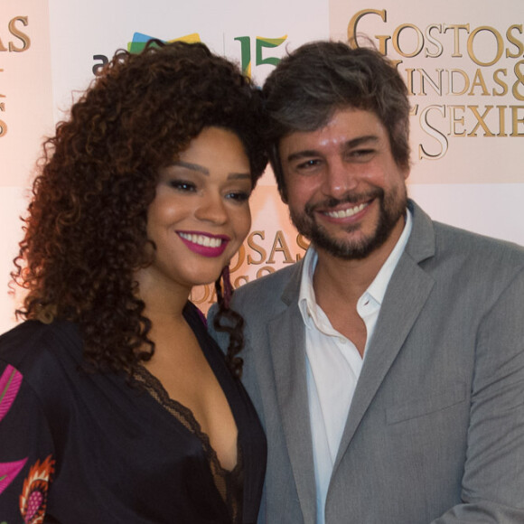 Juliana Alves exibiu a barriguinha de grávida na pré-estreia do filme 'Gostosas, Lindas e Sexies', na noite desta terça-feira, 11 de abril de 2017