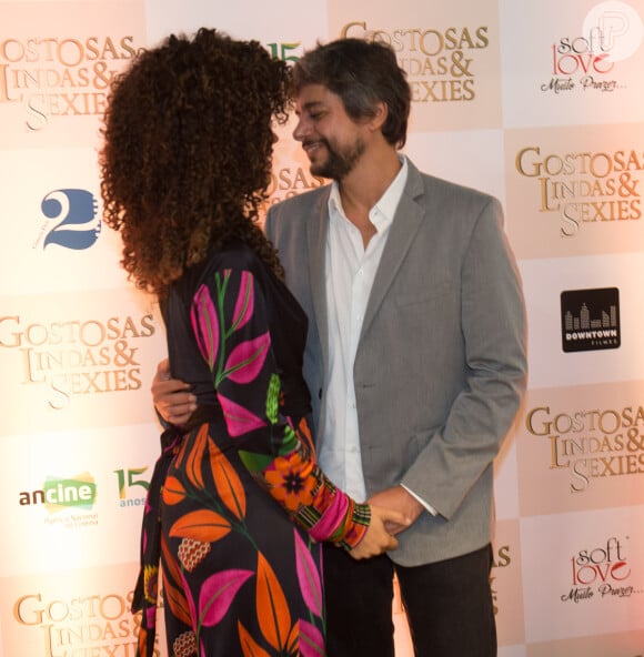 Juliana Alves posou em clima de romance com o namorado, o diretor Ernani Nunes