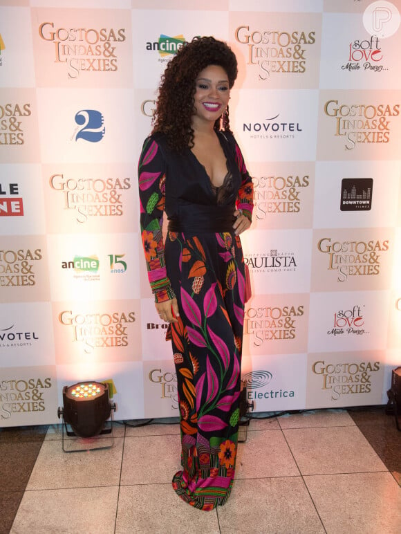 Juliana Alves optou por um vestido largo para prestigiar a pré-estreia do filme 'Gostosas, Lindas e Sexies', no Shopping Pátio Paulista, em São Paulo
