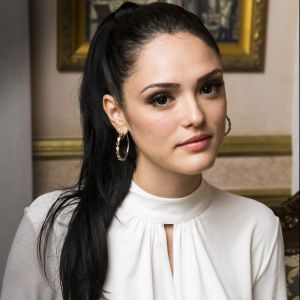 Isabelle Drummond causa punição com atores de 'Novo Mundo' após gafe ir ao ar, na última segunda-feira, 10 de abril de 2017