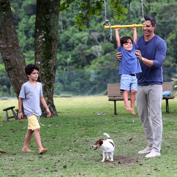 Márcio Garcia é paizão! O apresentador curte momentos em família fora e dentro do trabalho, como durante a gravação de um comercial para a marca de medicamentos Neo Química