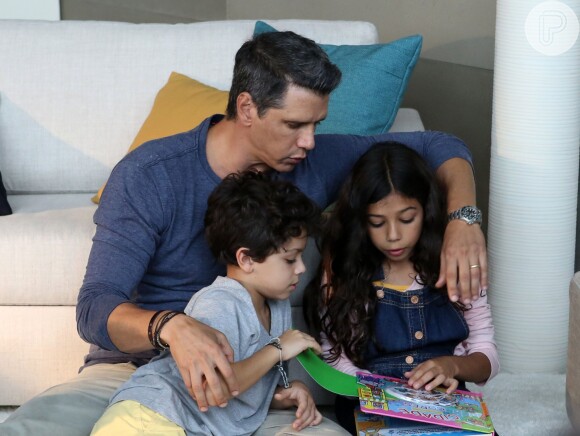 Márcio Garcia é paizão! O apresentador curte momentos em família fora e dentro do trabalho, como durante a gravação de um comercial para a marca de medicamentos Neo Química