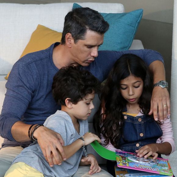 Márcio Garcia é paizão! O apresentador curte momentos em família fora e dentro do trabalho, como durante a gravação de um comercial para a marca de medicamentos Neo Química