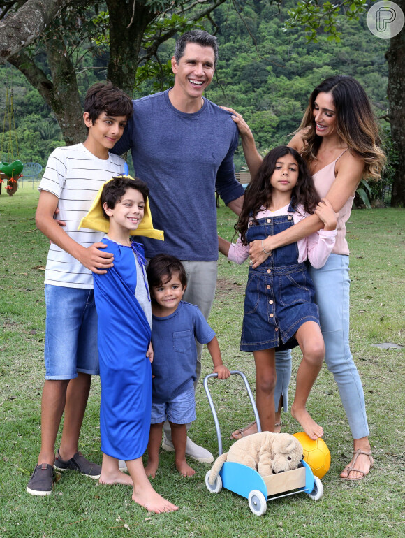 Márcio Garcia é paizão! O apresentador curte momentos em família fora e dentro do trabalho, como durante a gravação de um comercial para a marca de medicamentos Neo Química
