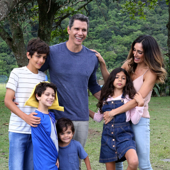 Márcio Garcia é paizão! O apresentador curte momentos em família fora e dentro do trabalho, como durante a gravação de um comercial para a marca de medicamentos Neo Química