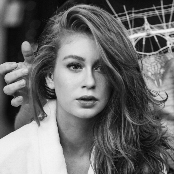 Marina Ruy Barbosa ganhou elogios dos internautas ao posar para campanha de uma grife de joias