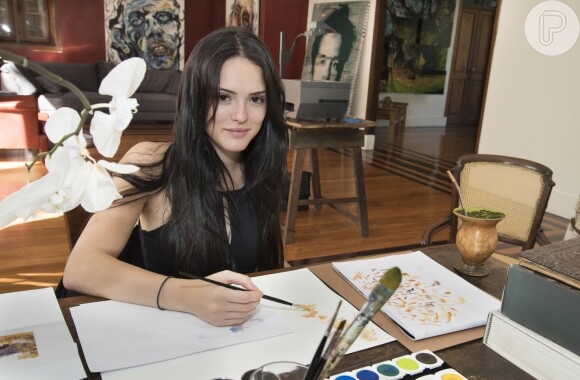 Isabelle Drummond tem uma dublê de mãos na novela 'Novo Mundo', a calígrafa Mariana Castor