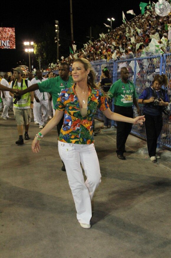 Luana Piovani desfila pela Mocidade Independente de Padre Miguel com calça comprida branca ao lado do marido, Pedro Scooby, em 03 de março de 2014