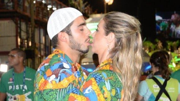 Luana Piovani beija Pedro Scooby durante desfile da Mocidade Independente