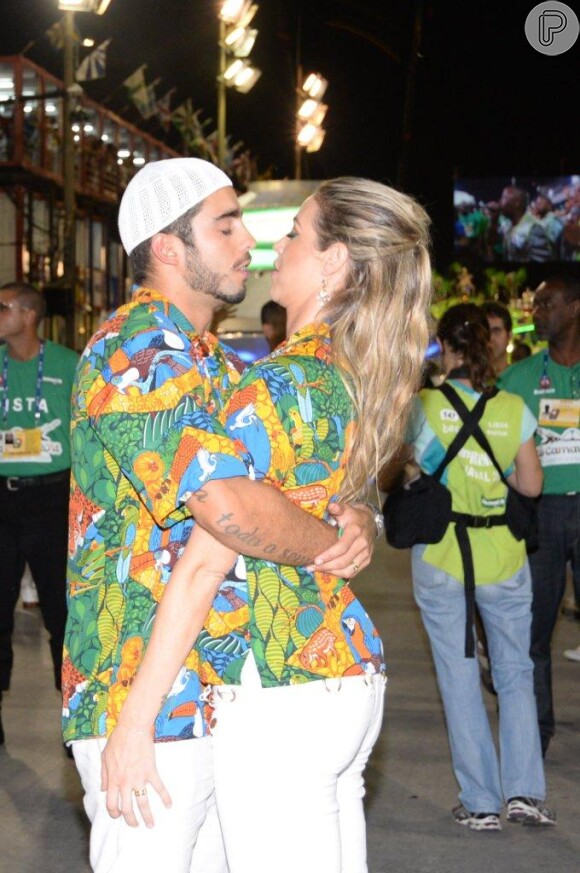 Luana Piovani e Pedro Scooby se beijam na Avenida