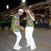 Luana Piovani e Pedro Scooby sambam e brincam de passistas durante desfile da Mocidade