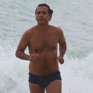 Marcos Palmeira gravou cenas para 'Os Dias Eram Assim' em praia do Rio, nesta quarta-feira, 12 de abril de 2017