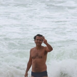 Marcos Palmeira rodou cenas para 'Os Dias Eram Assim' na praia de Grumari, Zona Oeste da cidade do Rio de Janeiro