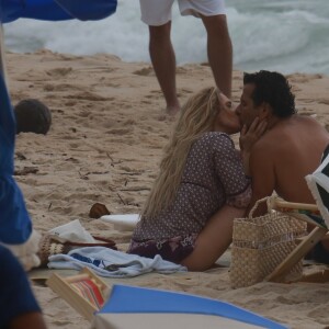 Leticia Spiller e Marcos Palmeira rodaram cenas de série na praia de Grumari, Zona Oeste do Rio, nesta quarta-feira, 12 de abril de 2017