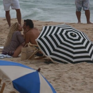 Leticia Spiller e Marcos Palmeira gravaram sequências para 'Os Dias Eram Assim' em praia do Rio