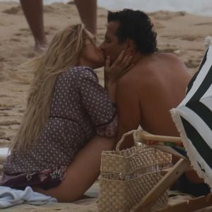 Leticia Spiller e Marcos Palmeira rodaram cenas para 'Os Dias Eram Assim' na praia de Grumari, Zona Oeste do Rio, nesta quarta-feira, 12 de abril de 2017
