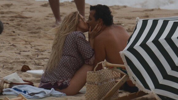 Leticia Spiller e Marcos Palmeira trocam beijos na praia ao gravar série. Fotos!