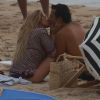 Leticia Spiller e Marcos Palmeira trocaram beijos em gravação de série nesta quarta-feira, 12 de abril de 2017