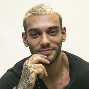 Apaixonado por crossfit, Lucas Lucco teve a ajuda da avó para se exercitar nesta quinta (12)