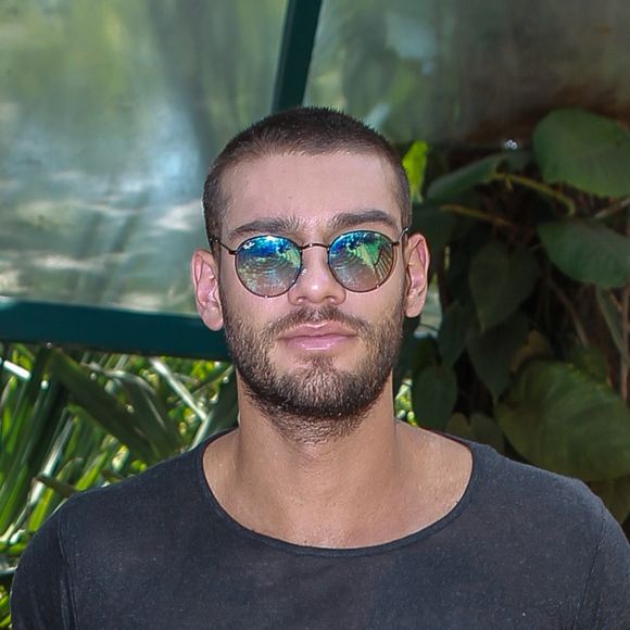 Lucas Lucco filmou a avó, Julia, enquanto ela lia vários nomes em inglês