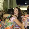 Juliana Paes abraça a cantora Ana Carolina em camarote do Rio
