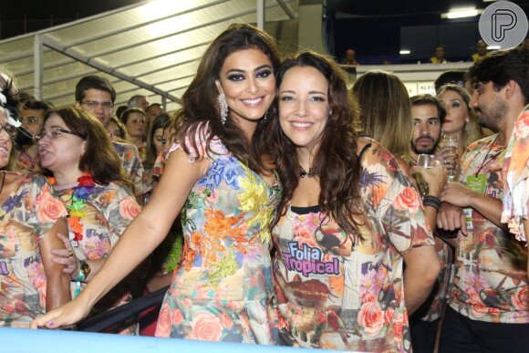 Juliana Paes assiste ao segundo dia de desfiles das escolas de samba do Rio de Janeiro, na Marquês de Sapucaí, em 3 de março de 2014. A atriz encontrou com a cantora Ana Carolina