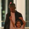Otaviano Costa levou a filha, Olívia, de 6 anos, e uma amiguinha dela para jantar em restaurante japonês, no shopping Village Mall, na noite desta quarta-feira, 12 de abril de 2017